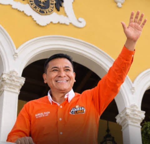 Samuel Daza saludando, candidato a la alcaldía de Lima